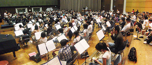 ティンパニの菅原淳先生にも参加していただきました 練習風景