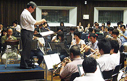 杉木峯夫先生の指揮で演奏する参加者の皆さん 杉木峯夫先生の指揮で演奏する参加者の皆さん