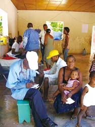 室内で診察の順番を待っているハイチの人々