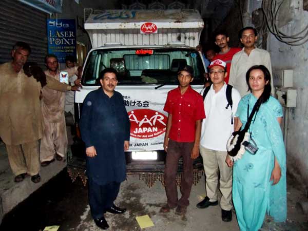 夜を徹しての作業をがんばってくれました 梱包作業を行ったメンバーと大西。トラックに詰めていざ出発