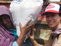 ピール・サバック村にて 被災者へ物資を手渡す青木