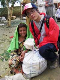 彼女の生活の足しになるように 緊急支援物資を受け取ったバズグーラちゃんと杉澤(右)