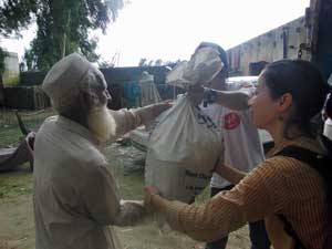 多くの老人が被災しました 支援物資を受け取り笑顔の老人