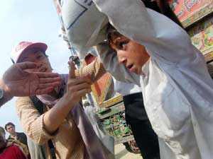 頭に乗せて運ぶよ 支援物資を運ぶ子ども