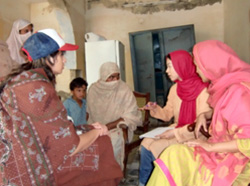 「家も家具もすべて流されてしまいました」 洪水の被災者に話を聞く難民を助ける会の青木(右から2番目)