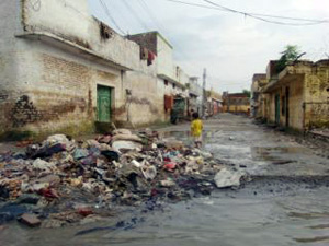 いたるところに流された物品の山が 貴重な生活物資がごみの山に