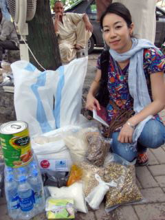 当座必要な食料と生活必需品を被災者へ 被災者に配付する支援物資をパッキングする青木真理子