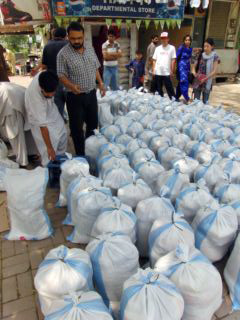 みんなで手分けして袋詰めを行います 110世帯分の緊急支援物資の準備を行う