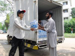 積み込みは流れ作業で トラックに支援物資を詰め込む