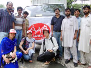 いざ、支援を待つ被災者のもとへ 緊急支援物資を詰め込み出発を待つメンバーたち