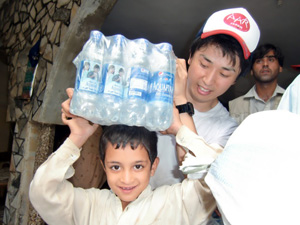 「日本の皆さん、ありがとう」 川邉から支援物資を受け取り嬉しそうな子ども