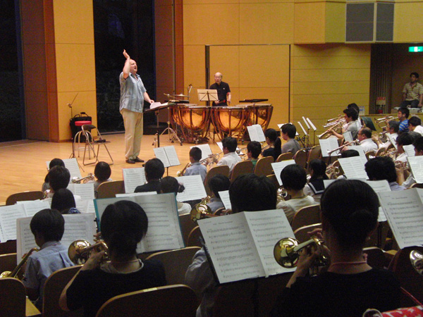 練習に熱の入る出演者の皆さん 音を合わせる参加者と指揮をとるオービエ氏