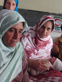 避難先で生まれた赤ちゃんとお母さんの健康も心配される 新生児を抱えて希望を持てない被災者