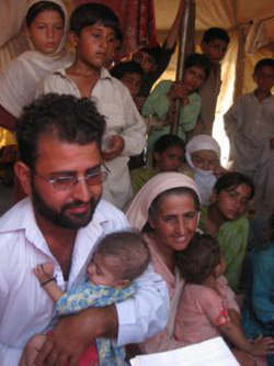 一家で狭いテントに暮らさざるを得ない 一家で狭いテントに暮らさざるを得ません