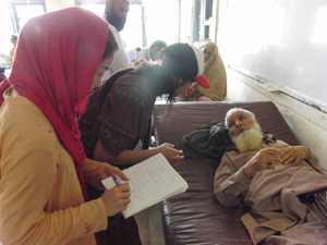 高齢者にも避難生活の負担がのしかかる 診療所で聞き取りをするスタッフの青木