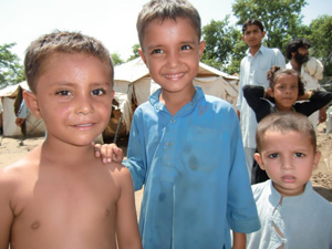 過酷な環境でも子どもたちの笑顔は明るい 笑顔を見せてくれた子どもたち