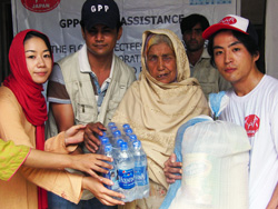 現地の協力団体GPPとともに 被災者に支援物資を手渡す