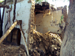 恐ろしい水圧で壁も無残な姿に 洪水により崩壊した家
