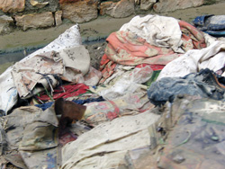 洪水により流された残骸があちこちに 洪水により流された残骸があちこちに