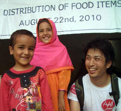 子どもたちの笑顔にこちらも元気をもらう 被災した子どもたちと川邉(右)