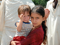 支援物資の配付を待つ子どもたち 被災した子どもたち