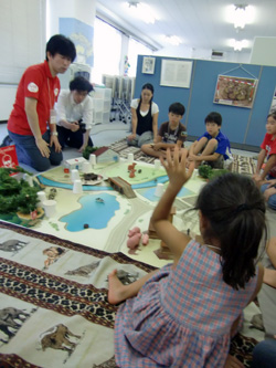 どこに地雷が隠れているかな? 地雷・不発弾探しゲームの参加者たち