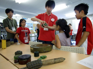 本物の地雷を初めて見ました 地雷についての説明を聴く参加者たち