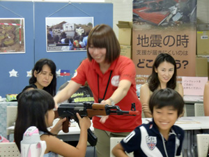 実際に持った感触は? カラシニコフ銃のモデルガンを持つ参加者