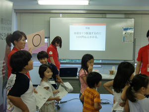 「地雷を作るのに1000円以上かかる。〇か×か?!」 〇×クイズで地雷について考える参加者たち