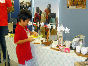 どれが美味しいかなぁ? 各国のお菓子を選ぶ参加者