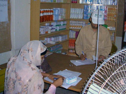 「私にできることをするだけです」 診療所で働く、自身も被災者のナヤブさん(左)