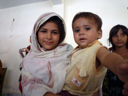 「早く学校に行きたい」 診療所で診察を待つアミーナちゃん(10歳)とフザファくん(5歳)姉弟