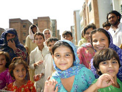 この子たちの笑顔をくもらせないために 難民を助ける会を笑顔で見送ってくれた子どもたち