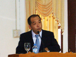 「ラオスの人たちと一緒にやっていきましょう」 署名式で抱負を語る岡山駐在員