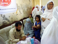 巡回医療チームは村々を回って診察を行います 巡回医療チームの診察を待つ患者たち