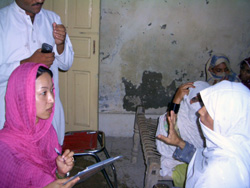 現地の風習にのっとって、男性と女性の診察室は分かれています 女性用診察室で患者から話を聞く野際