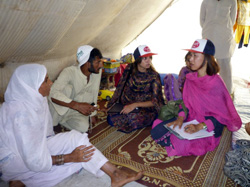 「結納金を失って娘の結婚が延期になってしまいました」 ハジラーン・ビビさんに話を聞く野際(右端)