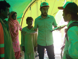 「洪水前に受けた手術のことが心配でした」 ローシャン・タジさんに話を聞く川邉(右端)