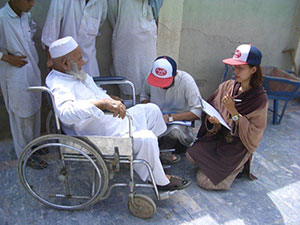 5年前に足を悪くして以来、車イスの生活を続けているカーンさん 車イスを使っているカーンさん