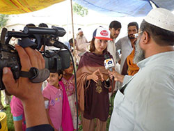 活動の様子が地元のテレビ番組で紹介されました 地元テレビ局の取材を受ける野際紗綾子(中央)