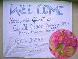 ポスターと花束がうれしかったです 歓迎のポスターとブーゲンビリアの花束