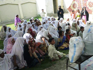 物資配付会場に集まった女性たち 物資配付会場に集まった女性たち