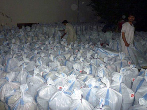 袋詰めは配付日前夜に終了しました 合計600袋の支援物資セットを用意しました