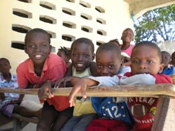 診療を待つ子どもたち 診療を待つ子どもたち