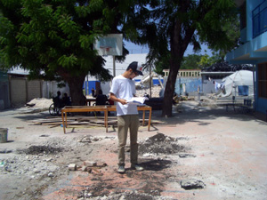 いざ、建設開始 仮設校舎の図面を確認する丸山徹也駐在員