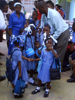 教室に入るのが待ち遠しいな 仮設校舎入りを待つ子どもたちとその親