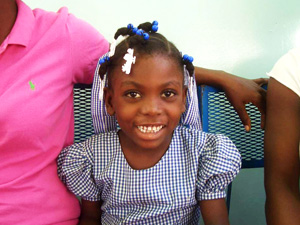 制服がよく似合っています 聖ビンセント校に通うミュルナちゃん