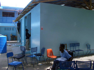 ペンキの色も真新しい 完成した仮設校舎