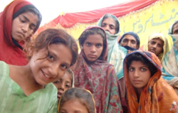 この子たちが健康に過ごせるよう、医療支援を続けています 診療所に集まった子どもたち