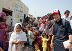 建物の入り口に難民を助ける会のロゴが見えます バシーラの固定診療所